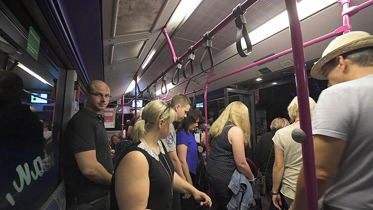 Toller Ser vice: Der Busshuttle der SÜC brachte die Besucher an die insgesamt 21 Spielstätten in ganz Coburg. Foto: Ronald Rinklef