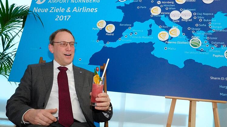 Kann sich einen Drink im Liegestuhl gönnen Michael Hupe feiert Rekordziele im Sommerflugplan für den DürerAirport Nürnberg Foto: Nikolas Pelke
