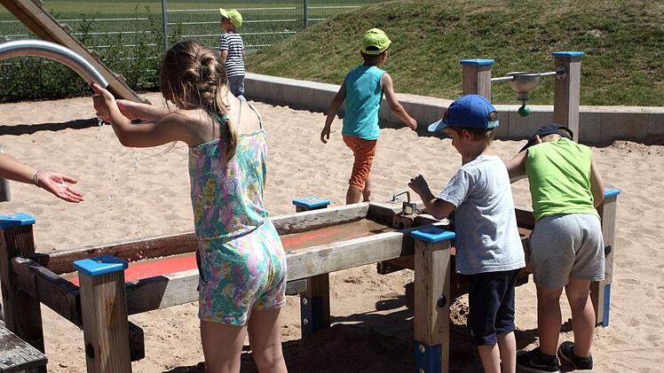 Die Kinder eroberten den Spielplatz in Windeseile. Foto: Richard Sänger