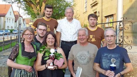 Die Sieger des Kirchweihschießens mit der Dritten Bürgermeisterin Gabi Böhmer (links) und Joseph Messingschlager (oben Mitte): vorne von links Johannes Eberth, Bärbel Erben, Alex Bezani, Günter Bezani, hinten von links Dominik Süppel und Hannes Gunzelmann  Foto: T. Krauß