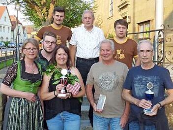 Die Sieger des Kirchweihschie&szlig;ens mit der Dritten B&uuml;rgermeisterin Gabi B&ouml;hmer (links) und Joseph Messingschlager (oben Mitte): vorne von links Johannes Eberth, B&auml;rbel Erben, Alex Bezani, G&uuml;nter Bezani, hinten von links Dominik S&uuml;ppel und Hannes Gunzelmann  Foto: T. Krau&szlig;