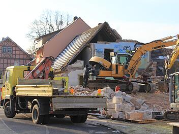 Die ehemalige Schule in Pfaffendorf ist Vergangenheit. Mit Baggern wird ihr gegenwärtig zu Leibe gerückt.Helmut Will