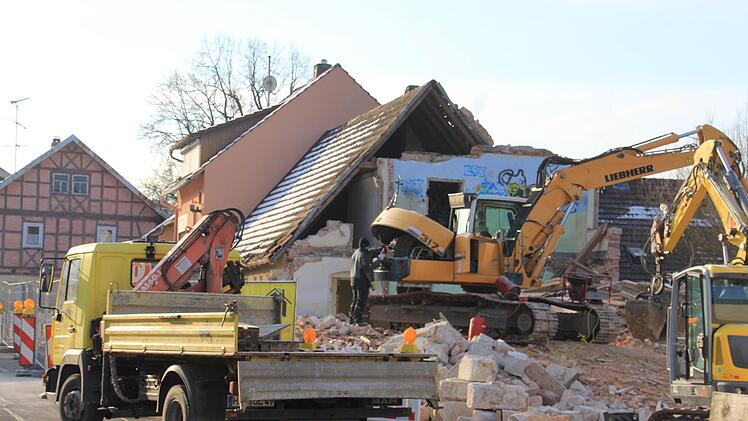 Die ehemalige Schule in Pfaffendorf ist Vergangenheit. Mit Baggern wird ihr gegenwärtig zu Leibe gerückt.Helmut Will
