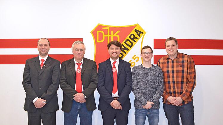 Der wiedergewählte 1. Vorsitzende Michael Schröter (Mitte) mit den ausscheidenden und neuen Mitgliedern der Vorstandschaft (von links): Normen Weiss, Günter Schneider, Lucien Martin und Sebastian Knüttel. Foto: Oswald Türbl