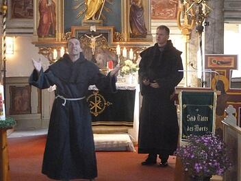 Ein optischer Eindruck vom letzten Männergottesdienst: Beim Anspiel aus dem Theaterstück der Naturbühne Trebgast spielte Pfarrer Wolfgang Oertel den Johannes von Staupitz (Beichtvater Luthers) und Dr. Gerd Kammerer den Luther. Foto: Oertel