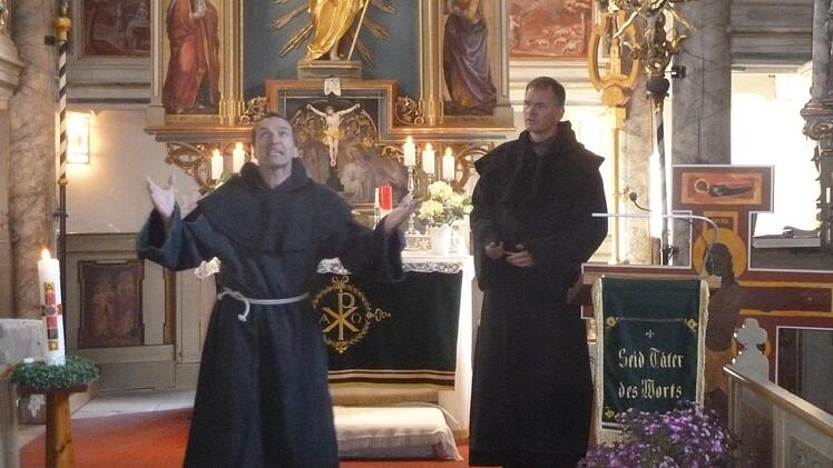 Ein optischer Eindruck vom letzten Männergottesdienst: Beim Anspiel aus dem Theaterstück der Naturbühne Trebgast spielte Pfarrer Wolfgang Oertel den Johannes von Staupitz (Beichtvater Luthers) und Dr. Gerd Kammerer den Luther. Foto: Oertel