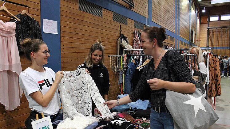 Ein schickes Stöffchen wechselt hier die Besitzerin.