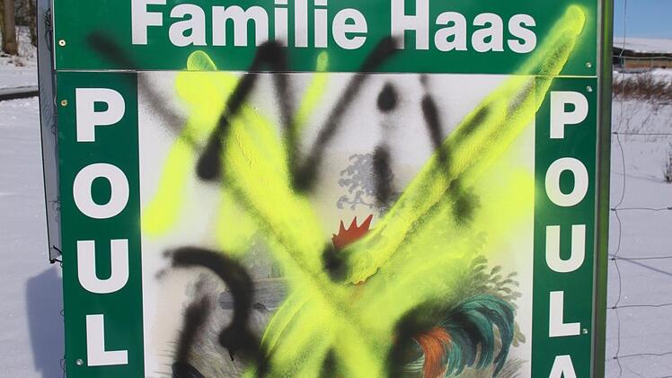 Mit "Nix Bio" haben Hühnerhof-Gegner das Plakat der Familie Haas in der Nacht zum Donnerstag beschmiert.