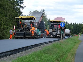 Hoch her geht es auf der Rennsteigstraße: Die Firma Strabag bringt mit zwei Asphalt-Fertigern die Verschleißdecke auf. Die Maschinen schaffen vier Meter in der Minute. Der Asphalt kommt mit speziellen Lkw aus dem Asphaltmischwerk Birkach. Werner Vetter