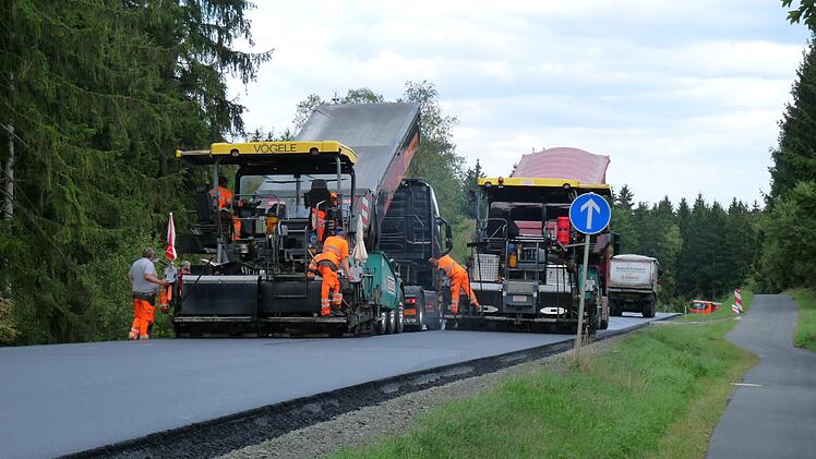 Hoch her geht es auf der Rennsteigstraße: Die Firma Strabag bringt mit zwei Asphalt-Fertigern die Verschleißdecke auf. Die Maschinen schaffen vier Meter in der Minute. Der Asphalt kommt mit speziellen Lkw aus dem Asphaltmischwerk Birkach. Werner Vetter