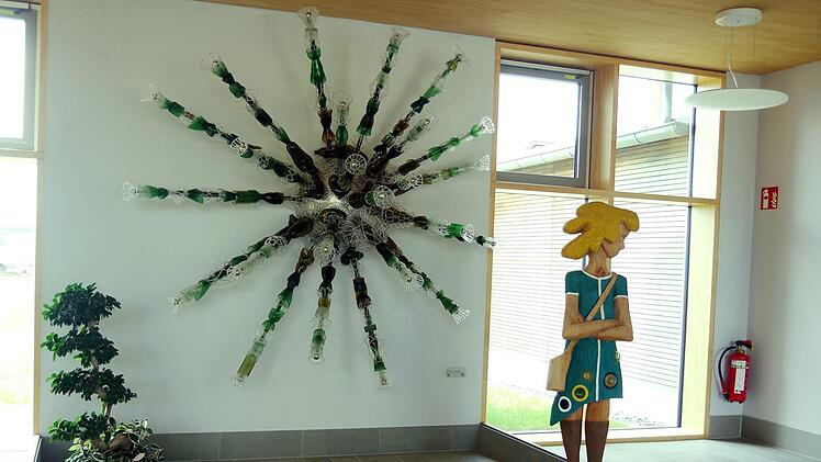 Der Glasstern von Susan Liebold und eine Frauen-Holzskulptur von Judith Franke im Foyer des FTZ Fotos: Heike Schülein