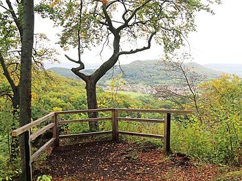 Über diese Aussicht vom Burgstein dürfen sich Wanderer aus nah und fern freuen. Fotos: Franz Galster