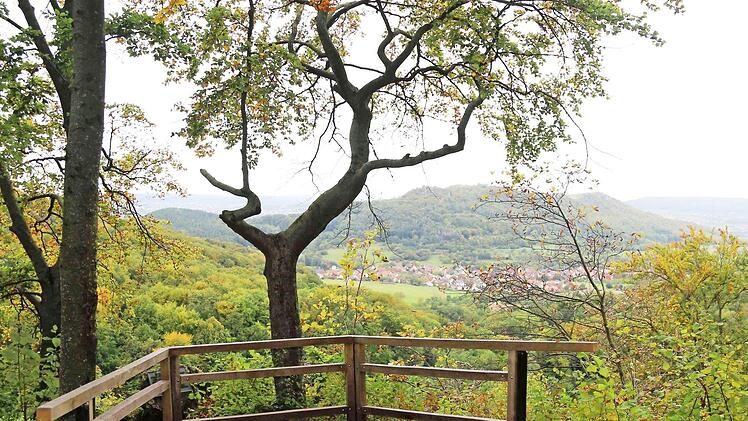 Über diese Aussicht vom Burgstein dürfen sich Wanderer aus nah und fern freuen. Fotos: Franz Galster