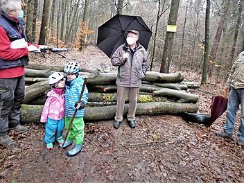 Mit mehreren meterlangen Baumstämmen ist derzeit der Trebgaster Weg für Wanderfreunde versperrt. Im Bild (von links) Reinhard Heisinger mit seinen beiden Enkeln Marie und Max, Hans Werther und Wegewart Manfred Held bei einer Begehung.