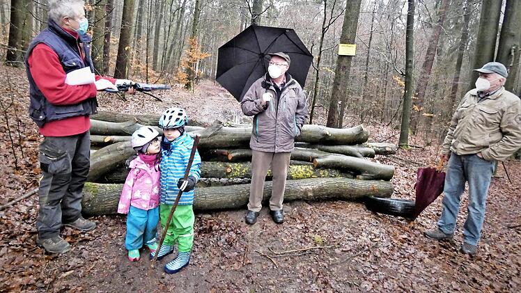 Mit mehreren meterlangen Baumstämmen ist derzeit der Trebgaster Weg für Wanderfreunde versperrt. Im Bild (von links) Reinhard Heisinger mit seinen beiden Enkeln Marie und Max, Hans Werther und Wegewart Manfred Held bei einer Begehung.
