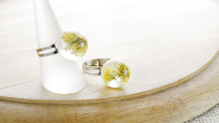 Schmuckstücke aus Resin mit eingeschlossener Blüte