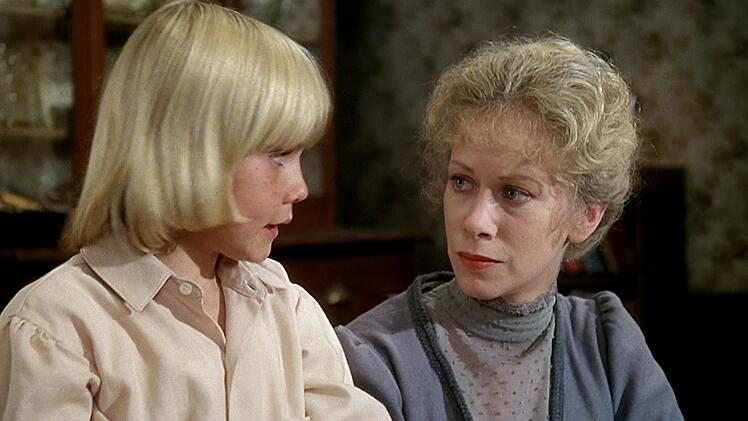 Der kleine Lord (Ricky Schroder) wei&szlig; nicht, dass die Beziehung zwischen seinem Gro&szlig;vater und seiner Mutter (Connie Booth) angespannt ist.