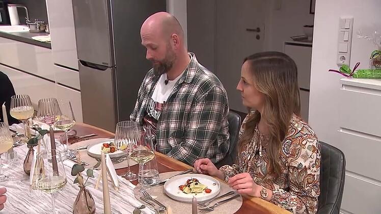 Kei und Maddi erwarten Fine Dining und werden mit der Vorspeise nicht entt&auml;uscht.