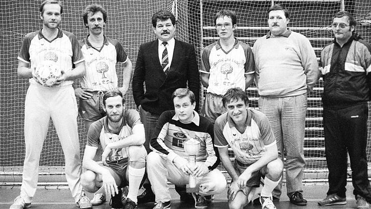 Das Alte-Herren Fu&szlig;ballturnier des FC Bad Br&uuml;ckenau gewinnt der ESV Gem&uuml;nden. Unser Bild zeigt die siegreiche Mannschaft mit ESV-Abteilungsleiter Reinhard Silberbach (rechts) und dem Schirmherren, B&uuml;rgermeister Hans Rohrm&uuml;ller (Mitte).