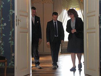 Sicheren Fußes: Trotz der rutschigen Pantoffeln bewegte sich der britische Generalkosnsul Paul Richard Heardman (Mitte) sicher durch das Schloss Rosenau. Gemeinsam mit Bürgermeister Gerhard Preß (links) bekam er von Jutta Stumm eine exklusive Führung. Foto: Thomas Heuchling