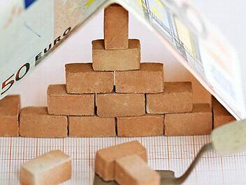 Wer bauen oder renovieren will, braucht handwerkliches Geschick, ein paar Profis an der Hand und Geld für die Finanzierung. Foto: imago
