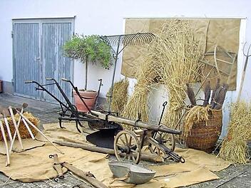 Alte Gerätschaften, wie sie früher auf dem Feld verwendet wurden, werden beim Herbstmarkt in Burkardroth neben modernen Maschinen zu sehen sein. Foto: Tobias Keßler