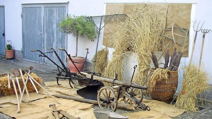 Alte Gerätschaften, wie sie früher auf dem Feld verwendet wurden, werden beim Herbstmarkt in Burkardroth neben modernen Maschinen zu sehen sein. Foto: Tobias Keßler