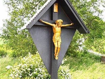 Dieses Wegekreuz an der Ditterswinder Straße ist eines der Projekte des Gemeinfelder Obst- und Gartenbauvereins. Fotos: Gerhard Schmidt