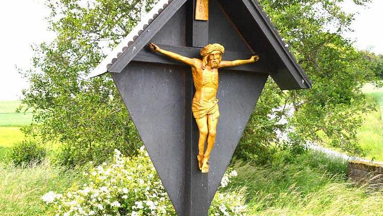 Dieses Wegekreuz an der Ditterswinder Straße ist eines der Projekte des Gemeinfelder Obst- und Gartenbauvereins. Fotos: Gerhard Schmidt