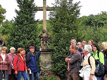 Auf dem Friedhof im Stadtteil Brünn gab Otto Rabl Erkläungen und Informationen zum Kreuz mit der Pietà, die vermutlich aus der Mitte des 18. Jahrhundert stammt. Foto: Dieter Britz