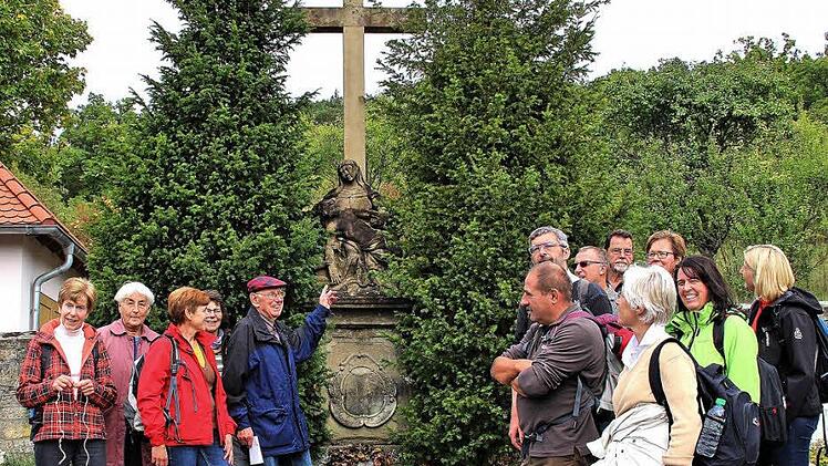 Auf dem Friedhof im Stadtteil Brünn gab Otto Rabl Erkläungen und Informationen zum Kreuz mit der Pietà, die vermutlich aus der Mitte des 18. Jahrhundert stammt. Foto: Dieter Britz