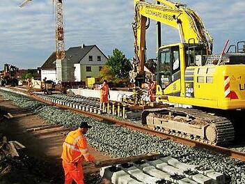 Momentan werden im Ortsbereich von Ebensfeld die Betonschwellen und die Schienen der künftigen ICE-Trasse ins Schotterbett eingebracht. Fotos: Matthias Höher