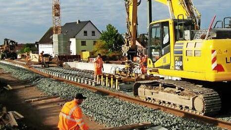 Momentan werden im Ortsbereich von Ebensfeld die Betonschwellen und die Schienen der künftigen ICE-Trasse ins Schotterbett eingebracht. Fotos: Matthias Höher
