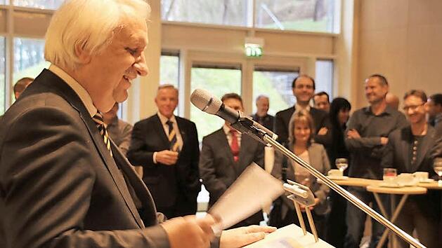 Besonders in seinen Gru&szlig;worten bringt der BHG-Kreisvorsitzende Heinz Stempfle die rund 100 G&auml;ste h&auml;ufig zum Schmunzeln.  Fotos: Markus Klein