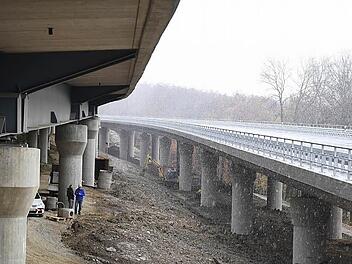 Die südliche Hangbrücke der A 70 (rechts) ist betoniert, asphaltiert und markiert. Am 14. November soll der Verkehr wieder über das neue Bauwerk rollen.  Foto: Ronald Rinklef