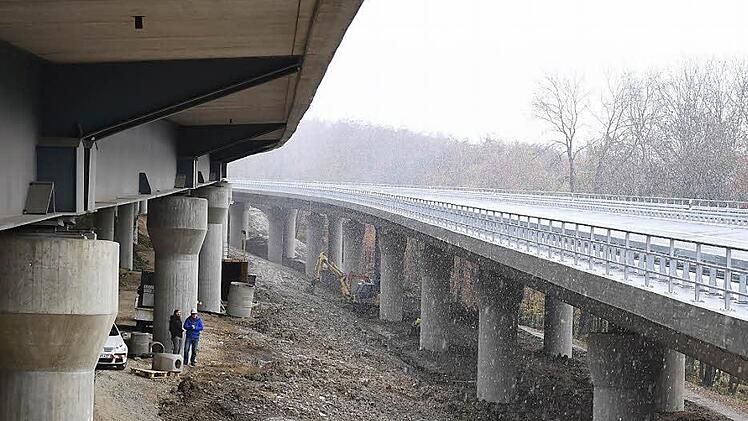 Die südliche Hangbrücke der A 70 (rechts) ist betoniert, asphaltiert und markiert. Am 14. November soll der Verkehr wieder über das neue Bauwerk rollen.  Foto: Ronald Rinklef