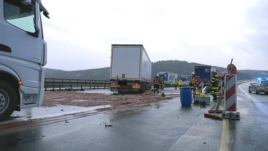 Lkw durchbricht auf A3 Leitplanke und kollidiert mit Gegenverkehr