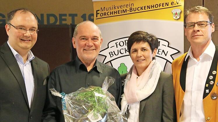 Bernd Herbst (ganz rechts) und Reinhard Kern (Zweiter von links) wurden vom Vorsitzenden Bernd Froese und der neuen Kreisvorsitzenden Claudia Heim aus dem Vorstand verabschiedet. Foto: Jan Korporaal
