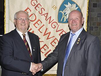 Paul Kolb der Vizepräsident des Fränkischen Sängerbundes und Vorsitzender des Sängerkreises Schweinfurt (rechts) ehrte Ernst Hartl für seine 45-jährige Arbeit im Sängerkreis Schweinfurt.  Foto: Peter Klopf