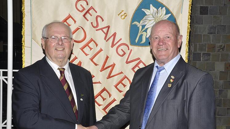 Paul Kolb der Vizepräsident des Fränkischen Sängerbundes und Vorsitzender des Sängerkreises Schweinfurt (rechts) ehrte Ernst Hartl für seine 45-jährige Arbeit im Sängerkreis Schweinfurt.  Foto: Peter Klopf