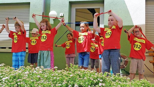 Die Notrufnummer 112 trugen die Kinder auf ihren roten T-Shirts. Foto: privart
