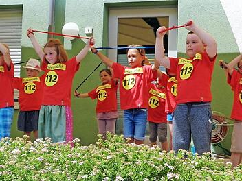 Die Notrufnummer 112 trugen die Kinder auf ihren roten T-Shirts. Foto: privart