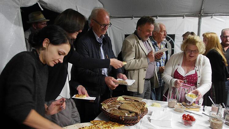 Im Festzelt wartet auf alle Gäste ein reichhaltiges Buffet. Foto: Nelly Ritz
