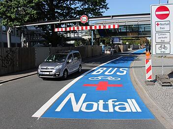 Von Ost nach West ist am Maximliansplatz  in Erlangen die Durchfahrt nur für Rettungsdienst, Busse und Radfahrer erlaubt.  Foto:  Christian Bauriedel
