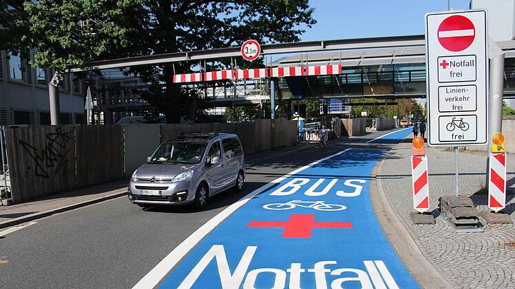 Von Ost nach West ist am Maximliansplatz  in Erlangen die Durchfahrt nur für Rettungsdienst, Busse und Radfahrer erlaubt.  Foto:  Christian Bauriedel