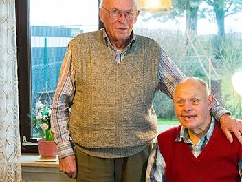 Eine lebenslange Aufgabe: Andreas Engert betreut seit fünf Jahrzehnten seinen behinderten Sohn Joachim. Dafür erhielt der 92-Jährige das Ehrenzeichen des bayerischen Ministerpräsidenten. Fotos: Anand Anders