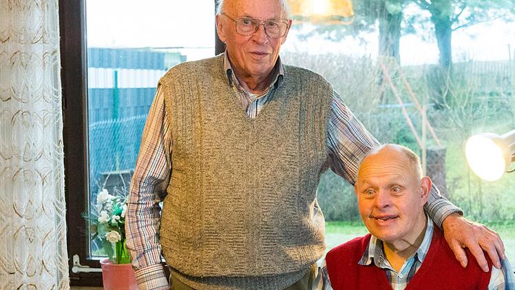 Eine lebenslange Aufgabe: Andreas Engert betreut seit fünf Jahrzehnten seinen behinderten Sohn Joachim. Dafür erhielt der 92-Jährige das Ehrenzeichen des bayerischen Ministerpräsidenten. Fotos: Anand Anders