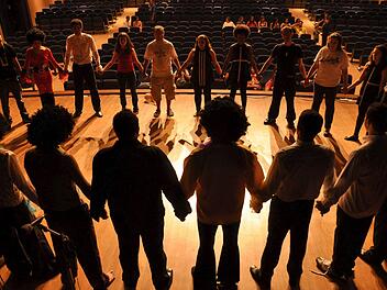 Die Bretter, die die Welt bedeuten: Schauspielunterricht eignet sich für alle, die irgendwann selbst einmal auf die Bühne wollen. Symbolfoto: Mauricio Keller Keller / Pixabay