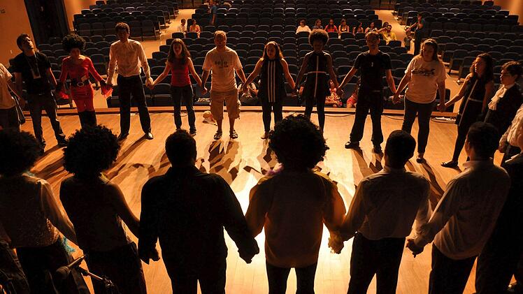 Die Bretter, die die Welt bedeuten: Schauspielunterricht eignet sich für alle, die irgendwann selbst einmal auf die Bühne wollen. Symbolfoto: Mauricio Keller Keller / Pixabay