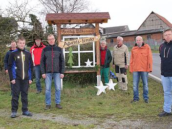 Die Helfer vor der Tafel am Ortseingang vom Lager Hammelburg kommend: Edmund Schaupp, Sebastian Schaupp, Markus Göbel, Reinhard Ziegler, Reinhilde und Willibald Göbel, Elmar Weidner und Andreas Stringl. Es fehlten Erich Helbig und Karl-Heinz Geier. Foto: Hilmar Ruppert